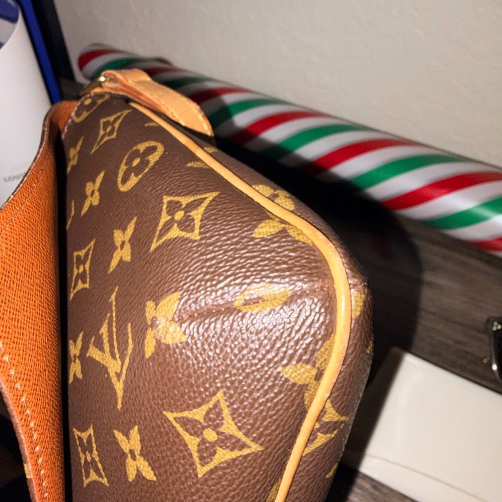 Louis Vuitton musette tango short. Monogram - Picture 12 of 16